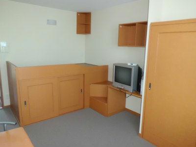 居室・リビング　収納たっぷりの居室。