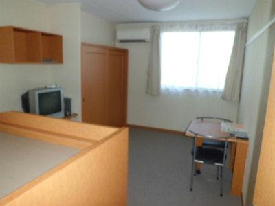 居室・リビング　絨毯敷きの居室。下階への騒音に配慮しています。