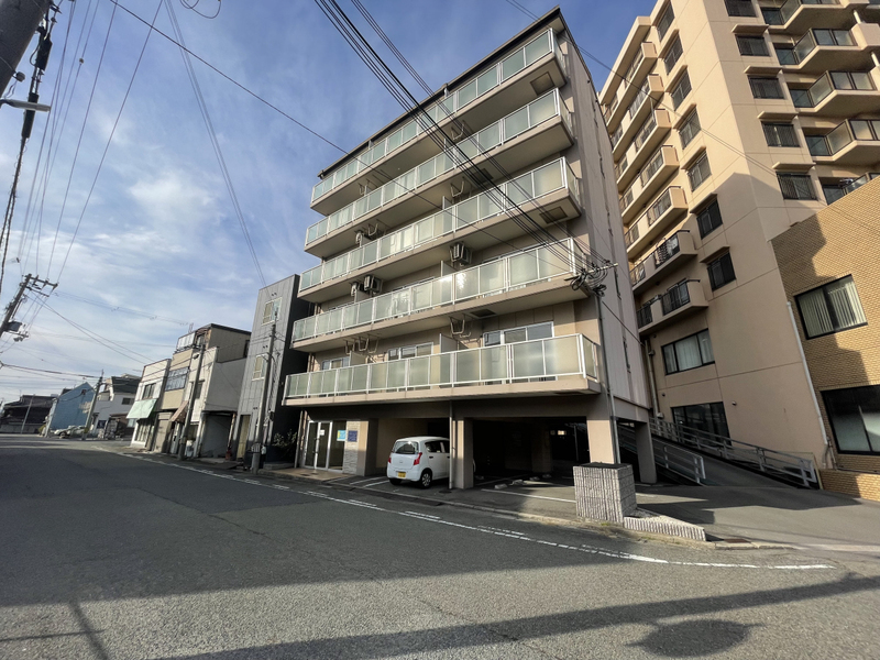 【ファーストイン夢前川駅前の建物外観】