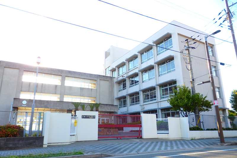 【ファーストイン夢前川駅前の小学校】