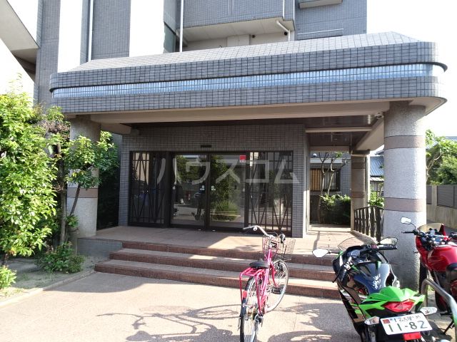 【名古屋市中川区供米田のマンションのエントランス】