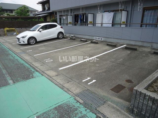 【長久手市長配のマンションの駐車場】