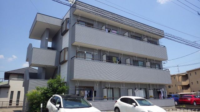 長久手市長配のマンションの建物外観