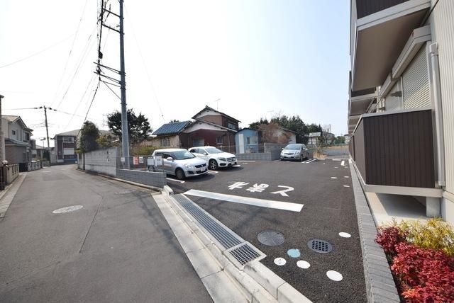 【上尾市大字原市のアパートの駐車場】