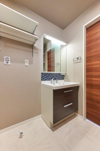 洗面設備　３面鏡の洗髪洗面化粧台