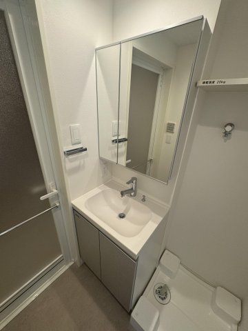 洗面設備　ゆったりとスペースのある洗面所