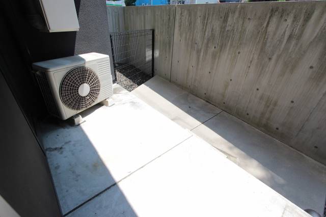 バルコニー　奥行きのあるベランダ（１階は小庭付き）