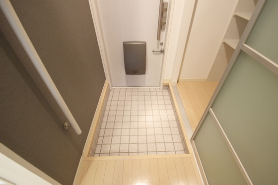 玄関　※他の号室の写真になります。