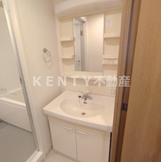 洗面設備　明るい洗面所です