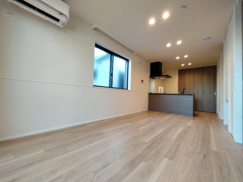 居室・リビング　リビングは２面採光｜ダウンライト付