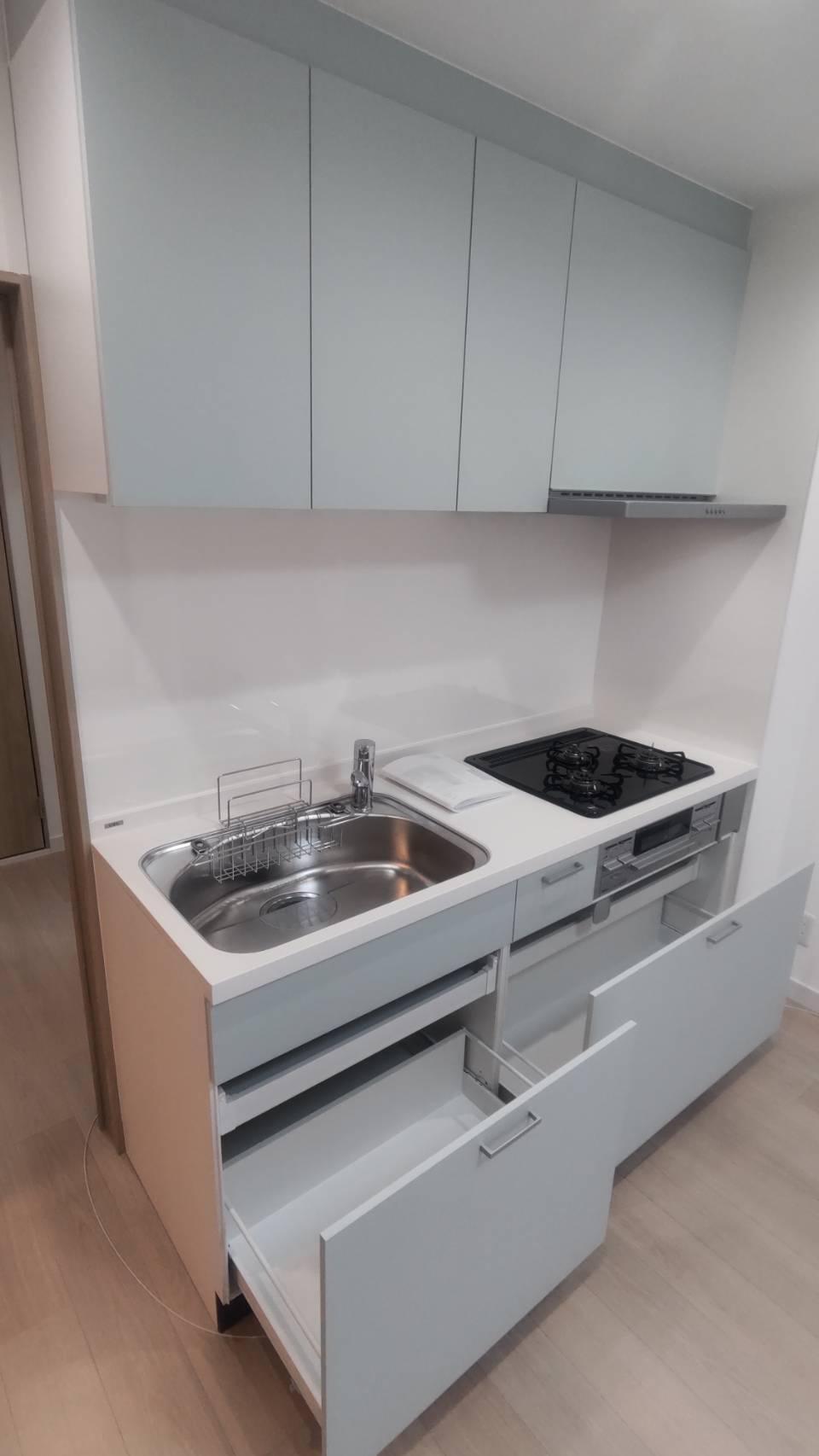 キッチン　３口コンロ、混合水栓、大容量の引出すタイプの収納です。