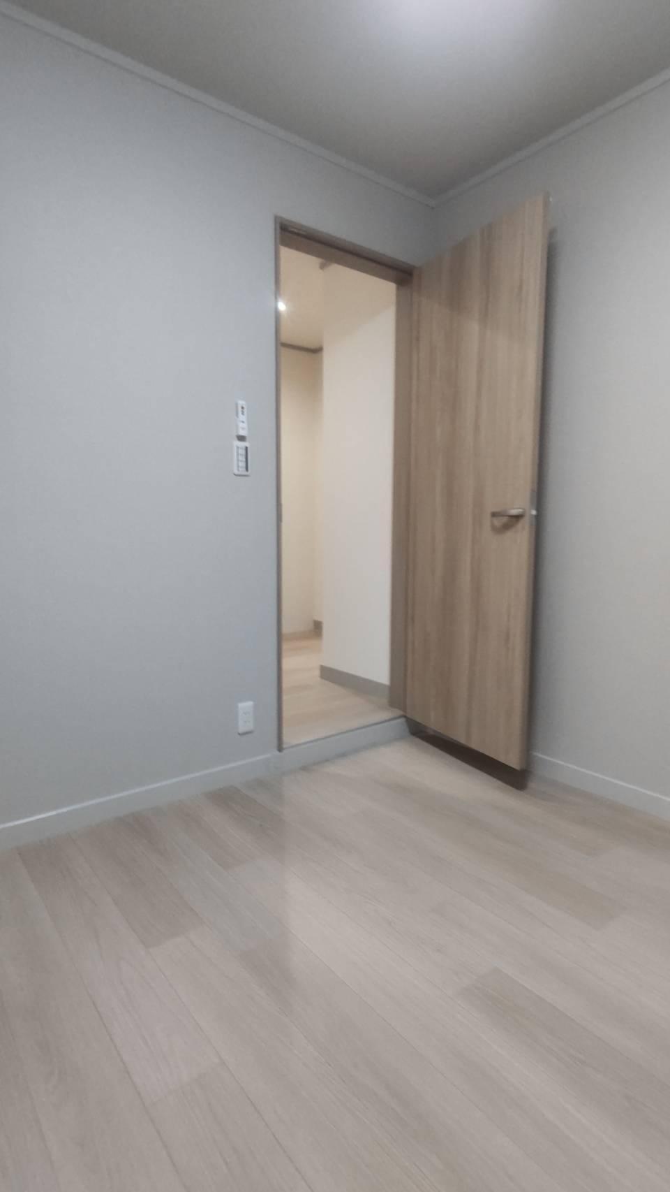 その他部屋・スペース　入口入ってすぐ右の洋室は落ち着いた壁紙が魅力です。