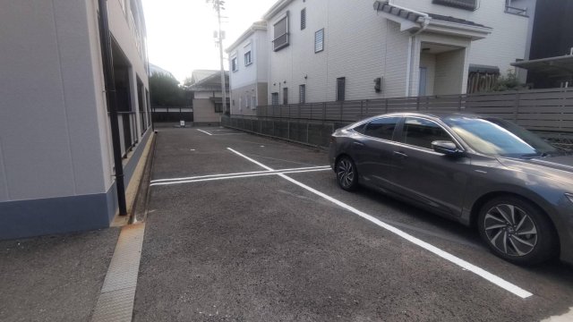 駐車場　広々駐車場。南面駐車場なので、思う存分日差しが楽しめます。