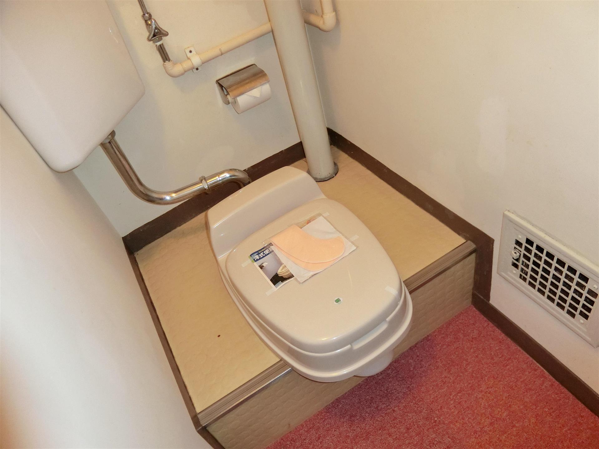 トイレ　簡易洋式便座付きのトイレです♪