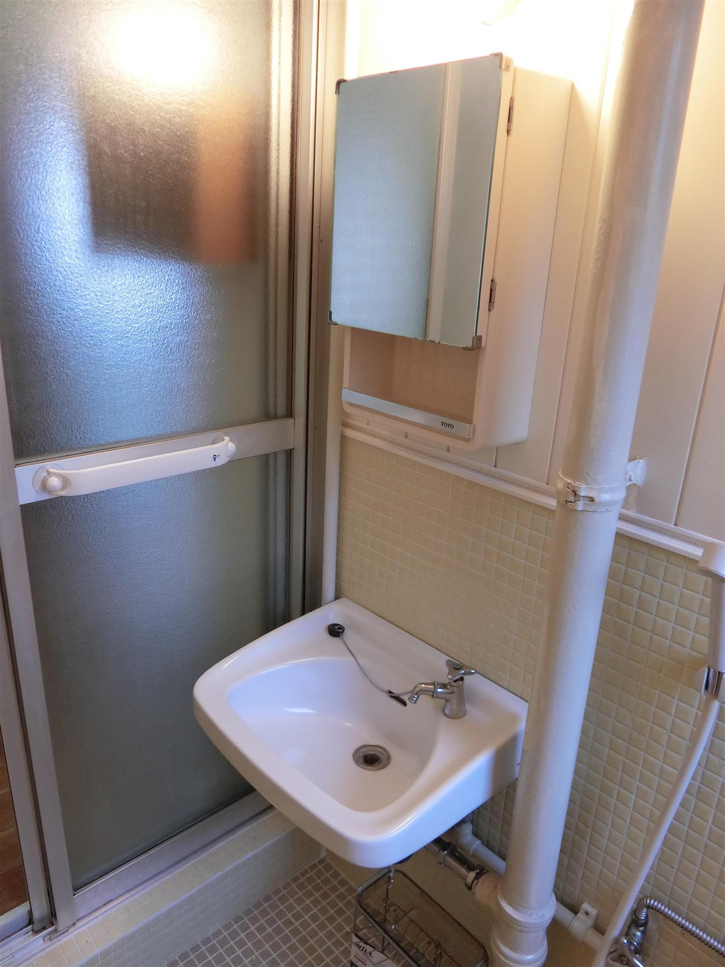 洗面設備　朝晩の歯磨きや手洗いに便利なバスルーム内の洗面台♪