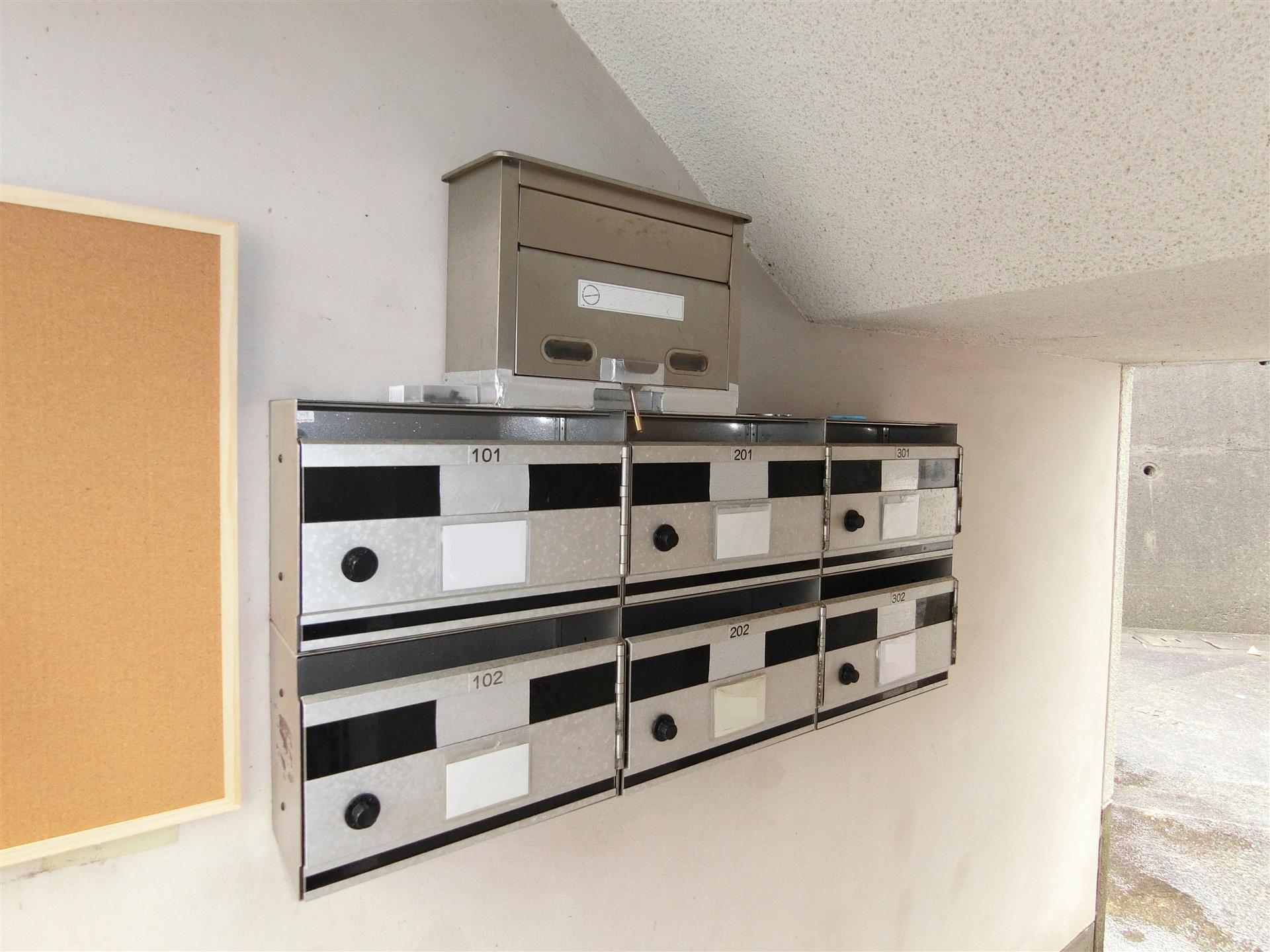 エントランス　ダイヤルロック付きの集合ポスト完備♪