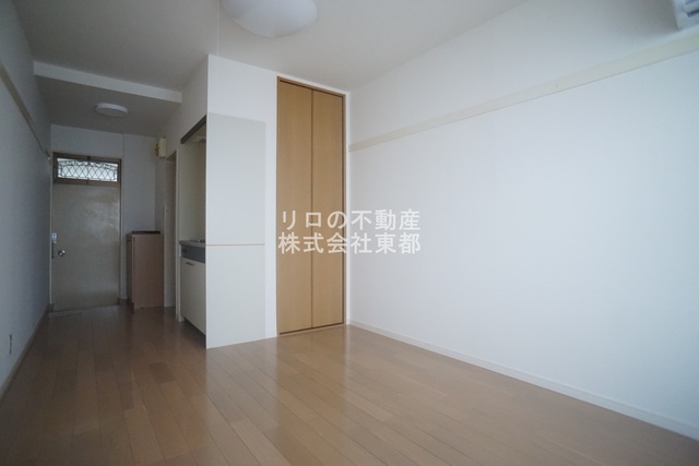 その他部屋・スペース　室内は落ち着いた温もりを感じるフローリングです☆