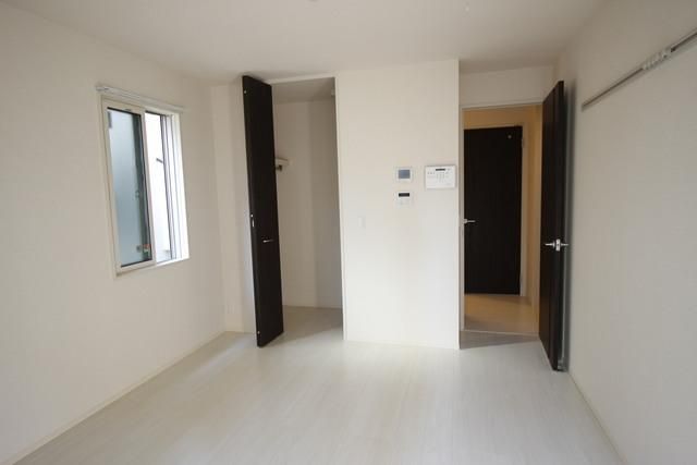 居室・リビング　白を基調としたきれいなお部屋