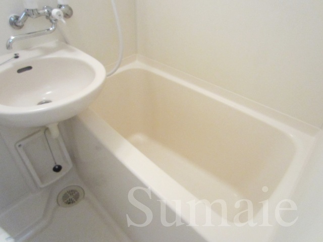 バス・シャワールーム　バスはこんな感じです☆