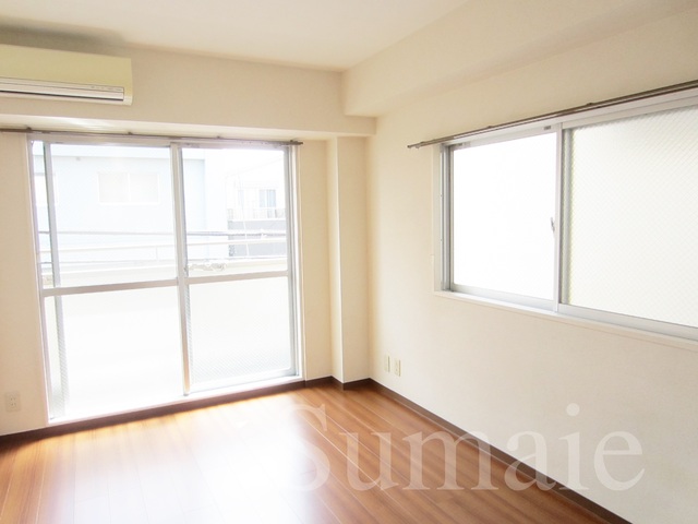 居室・リビング　2面採光の明るいお部屋です♪