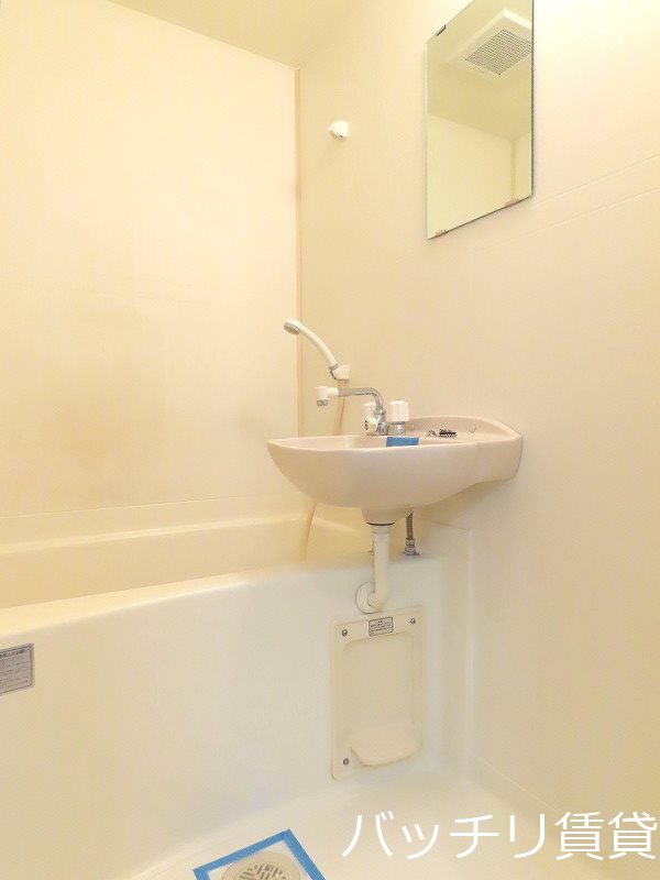 バス・シャワールーム　画像は同型タイプの為、現状を優先致します。
