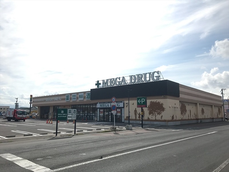 ドラックストア　メガ 城東北店（ドラッグストア）まで586m