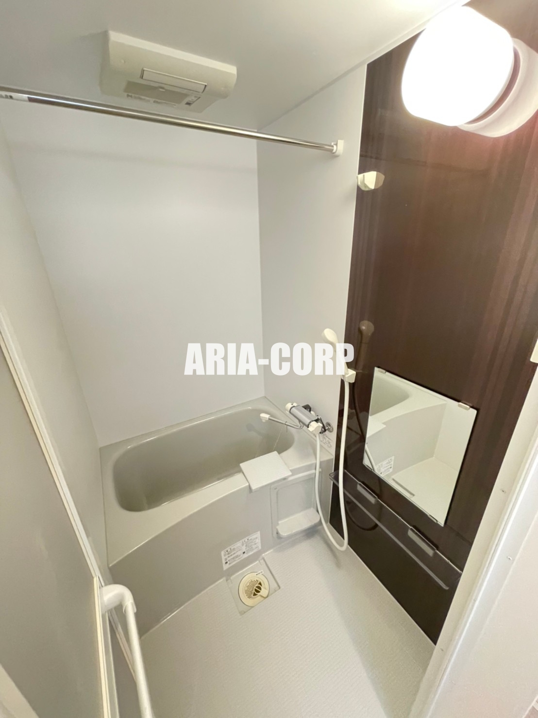 バス・シャワールーム　浴室乾燥付き。カラーパネル採用でお洒落なバスルームです。