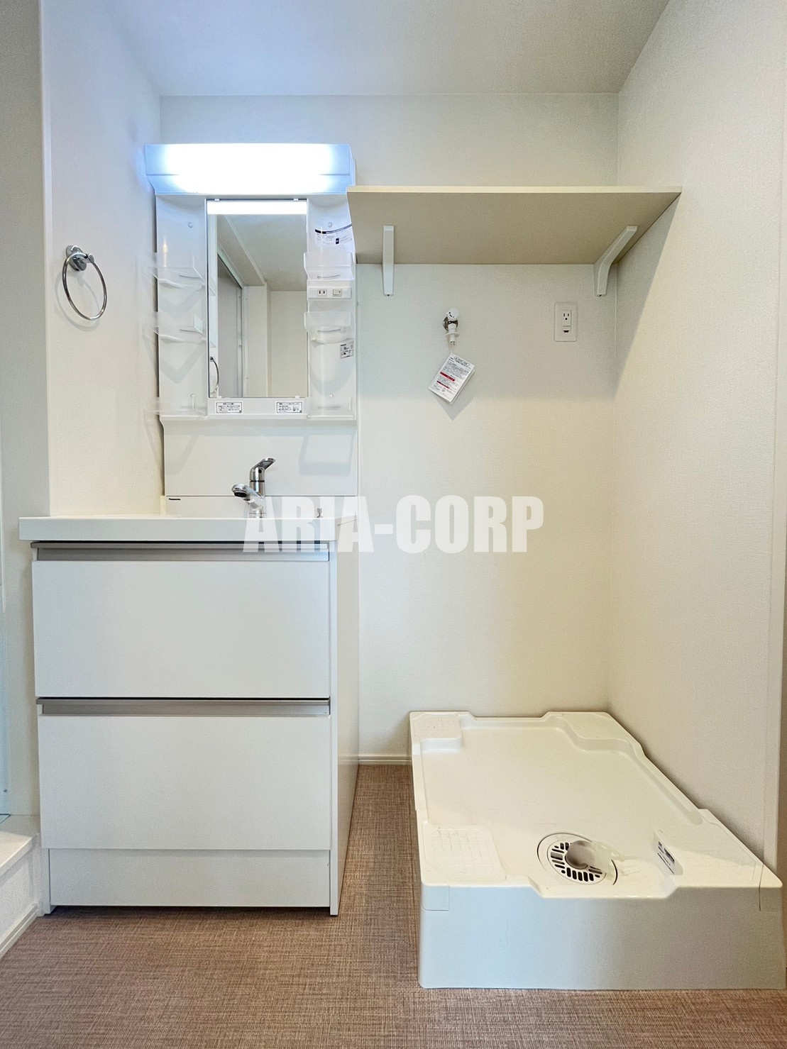 洗面設備　ゆとりある脱衣所スペース！シャワーヘッドの独立洗面台付きです