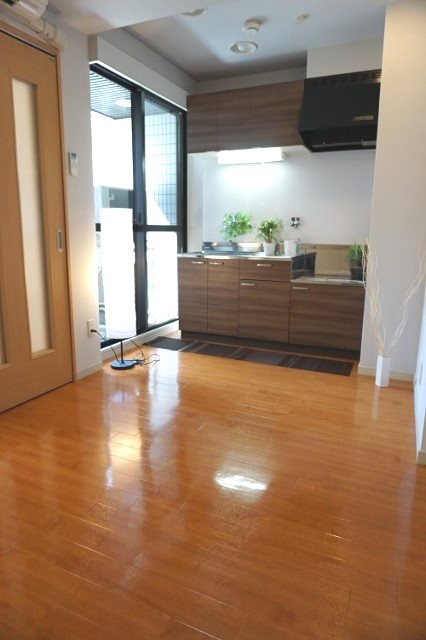 居室・リビング　キッチン横に窓もあり換気ばっちり★