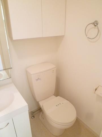 トイレ　トイレ上部に棚あり☆