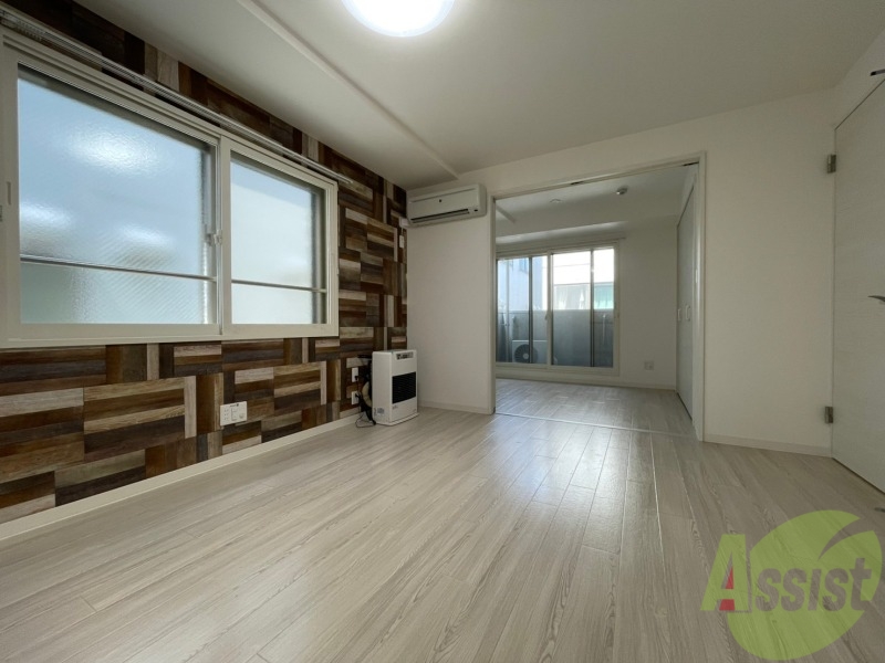 居室・リビング　アクセントクロスがお洒落なお部屋になっています！