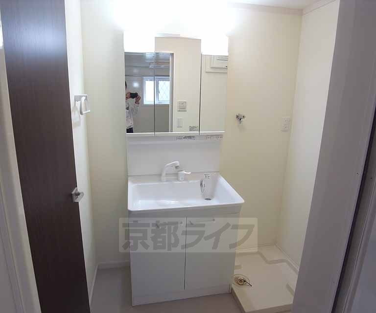 洗面設備　オシャレな洗面台です。