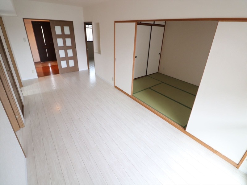 居室・リビング　明るいリビングルーム