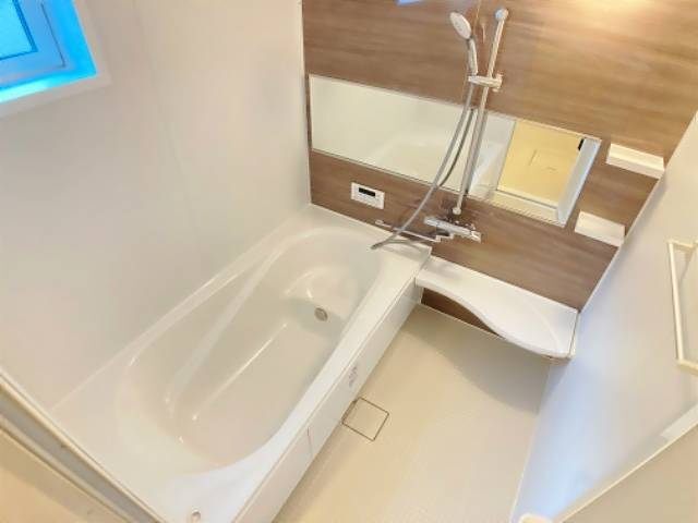 バス・シャワールーム　浴室乾燥機、追い焚き機能付きのバスルームです。