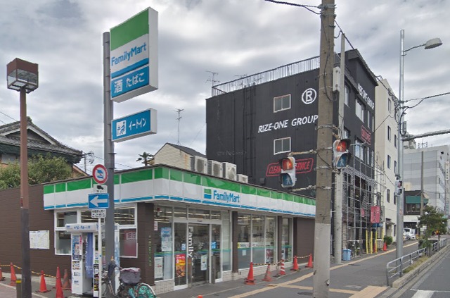 コンビニ　ファミリーマート成育五丁目店（コンビニ）まで671m