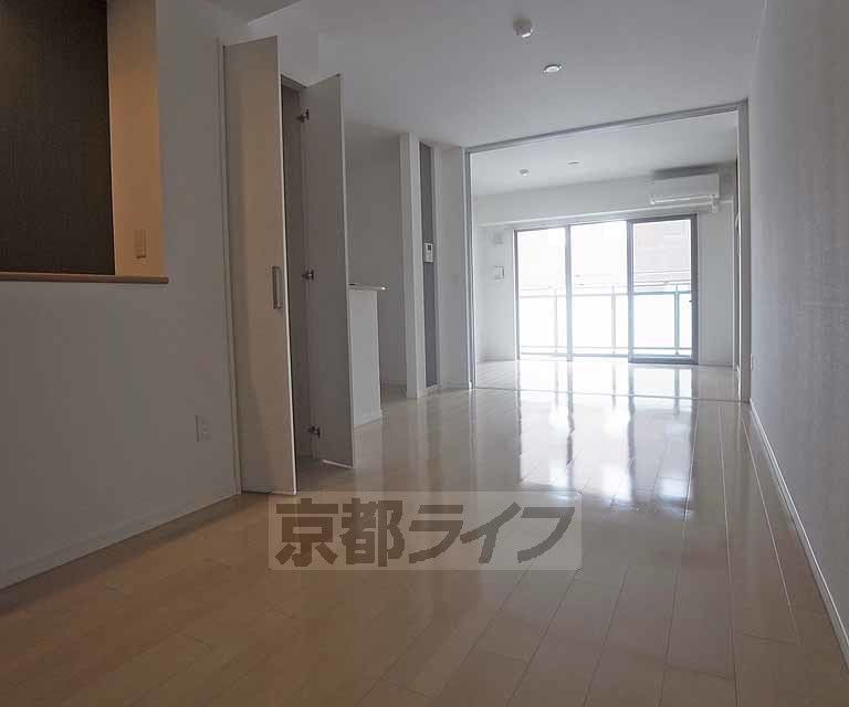 居室・リビング　広い綺麗な室内です。