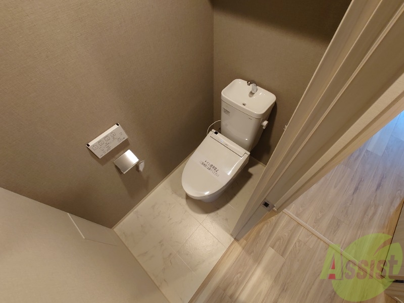 トイレ　温水洗浄便座機能付きです！上段に収納もございます！