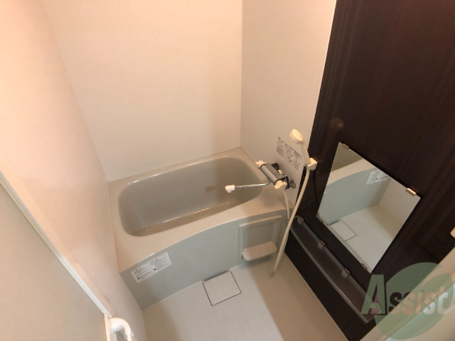 バス・シャワールーム　バスルームはこちらです。広々としてゆったり休めます。