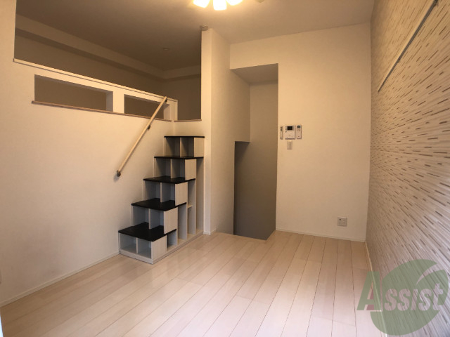 居室・リビング　ベランダ側から洋室を撮影しました。家具をどう置こうかな～。