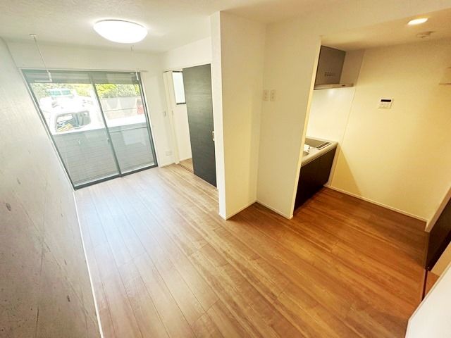 居室・リビング　窓も大きく明るいですね