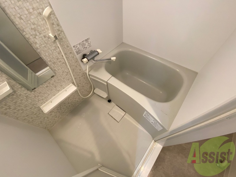 バス・シャワールーム　バスルームは狭すぎず、シャワーも浴びやすそうです。