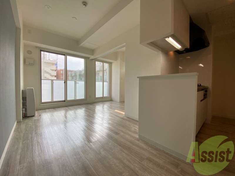 居室・リビング　８．４帖のＬＤＫです。広々として、きれいですね。