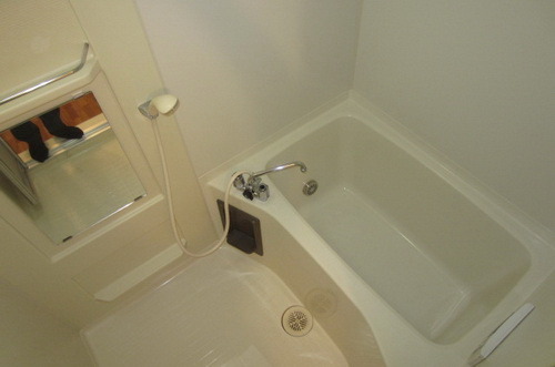 バス・シャワールーム　清潔感のあるバスルームで１日の疲れを癒しましょう。