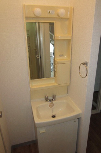 洗面設備　忙しい朝も安心の独立洗面台です。