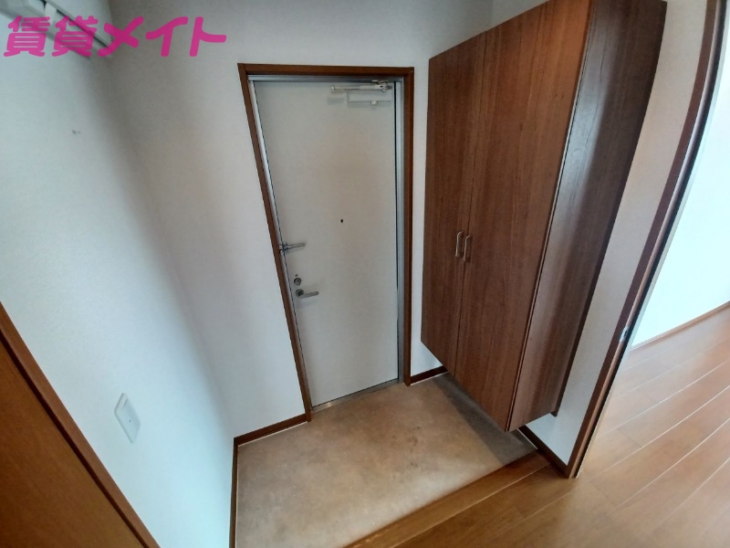 玄関　同物件別室反転写真