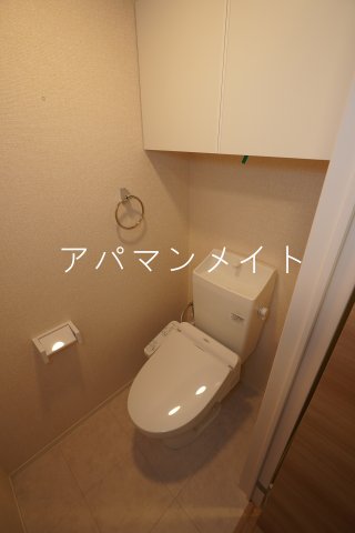 トイレ　落ち着いた色調のトイレです