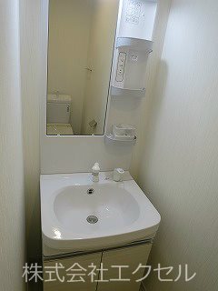 洗面設備　朝に便利な独立洗面台です。