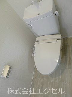 トイレ　嬉しいウォシュレット付のトイレです。