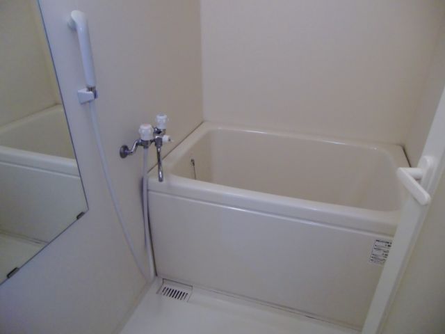 バス・シャワールーム　洗面ボウルのないバスタブは落ち着きます。