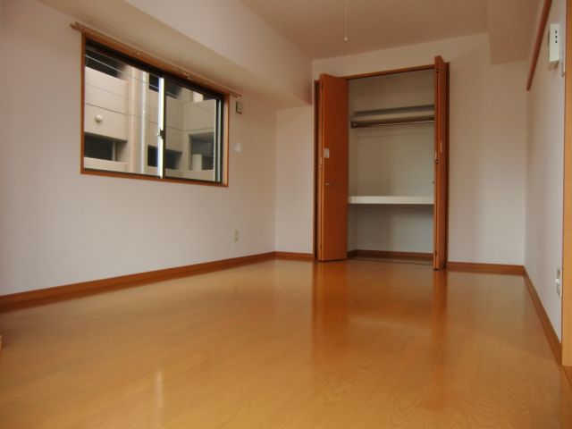 その他部屋・スペース　広い居室はゆとりもあって収納もあります。